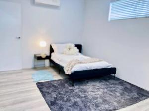 Modern Double-Story Abode A Scarborough Delightにあるベッド