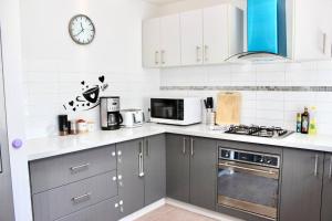 Modern Double-Story Abode A Scarborough Delightにあるキッチンまたは簡易キッチン