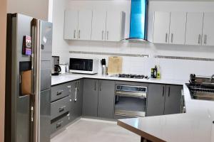 Modern Double-Story Abode A Scarborough Delightにあるキッチンまたは簡易キッチン