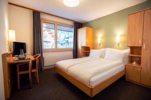 Una cama o camas en una habitación de Hotel Jungfraublick