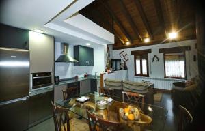 Una cocina o zona de cocina en El Rincón del Tarabilla