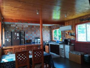 Kuchyň nebo kuchyňský kout v ubytování El Urco Chiloé - Hostal y Cabaña