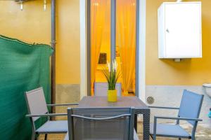 a table and chairs with a yellow vase on it at Varese Centro - Eleganza con comfort e stile in Varese +20 photos