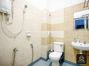 a bathroom with a toilet and a sink at Pool,TVBox,Landed,5 min Aeon,Bukit Indah,Legoland in Johor Bahru