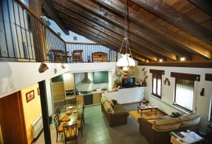 - Vistas a la sala de estar y al comedor en El Rincón del Tarabilla, en Fermoselle