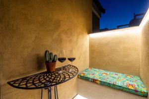 une table avec deux verres de vin et un cactus dans l'établissement Frida Kahlo - Le petit Bati, à Vólos