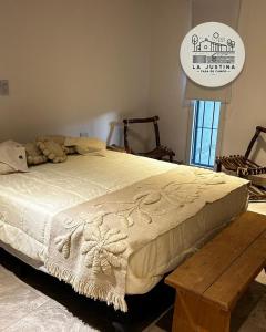 ein Bett mit einem Teddybären drauf in der Unterkunft Casa de Campo La Justina in Maco