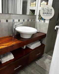 ein Badezimmer mit Waschbecken und Spiegel in der Unterkunft Casa de Campo La Justina in Maco