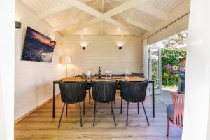 een eetkamer met een tafel en stoelen bij Bregenzer Traum am Bodensee inkl Fahrräder in Bregenz