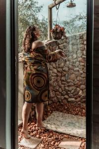 玛洛斯帕克Grace of Africa, Couples 5 STAR Nature Lodge的站在镜子前的女人