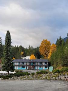 a building in the middle of a parking lot at Ridgeview Motor Inn in Gold River