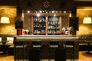 a bar in a restaurant with stools at Alpejski Zieleniec in Duszniki Zdrój