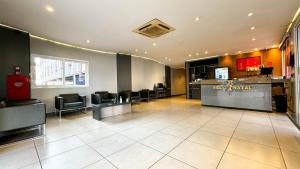 un salón con sillas y un bar en una habitación en I-Hotel Piracicaba, en Piracicaba