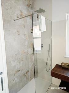 een badkamer met een douche met een glazen deur bij GS Apartments Tropea in Tropea +14 foto's