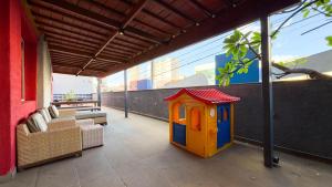 a play room with a play house on a roof at I-Hotel Piracicaba in Piracicaba