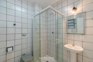 フロリアノポリスにあるEJO - Apartamentos Modernos no Centro de Floripaのガラスのシャワーと洗面台を備えたバスルーム +43枚の写真