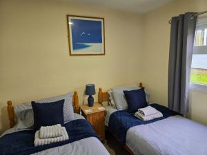 Ένα ή περισσότερα κρεβάτια σε δωμάτιο στο Entire Cozy Chalet in Bideford Bay Holiday Park +29 φωτογραφίες