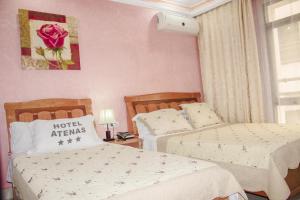 Rúm í herbergi á Hôtel Atenas