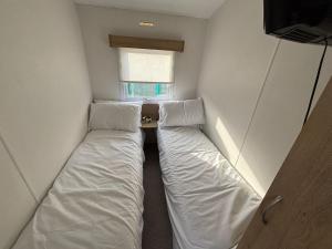 Postel nebo postele na pokoji v ubytování Eyemouth caravan for rent