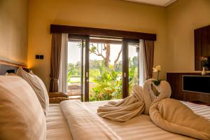 Postel nebo postele na pokoji v ubytování Tut Winten Villa Ubud + 37 fotografií