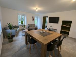 TV a/nebo společenská místnost v ubytování Maison chaleureuse avec Wifi à Sainte-Barbe - FR-1-589-753