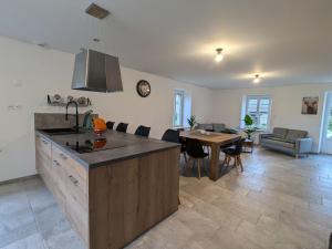 Kuchyň nebo kuchyňský kout v ubytování Maison chaleureuse avec Wifi à Sainte-Barbe - FR-1-589-753