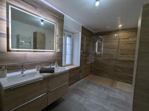 Koupelna v ubytování Maison chaleureuse avec Wifi à Sainte-Barbe - FR-1-589-753 + 26 fotografií