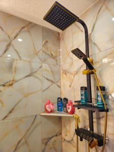 a bathroom with a marble wall with a light on it at Pension Laatzen - by Dzafer & Sohn wo Erholung sich Lohnt in Hannover +34 photos