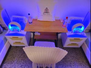 a play room with a table and two chairs at Pension Laatzen - by Dzafer & Sohn wo Erholung sich Lohnt in Hannover