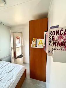 Кровать или кровати в номере Hiška 231 - Kamp Terme 3000 - Brezplačne karte za kopališče! +6 фотографий