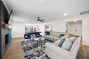 Una sala de estar con un sofá y una chimenea. en Houston Stay Game Room Bbq Yard Sleeps 16, en Houston