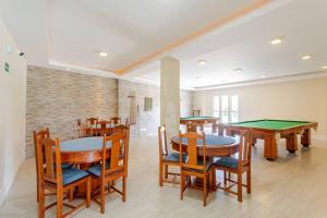 a dining room with tables and ping pong balls at Apto 1 quarto no Golden Lake! in Arraial do Cabo