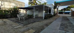コベニャスにあるCondominio bahia blancaの傘とテーブルと椅子のあるパティオ