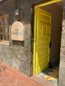 Η πρόσοψη ή η είσοδος του Mascomunal hostel