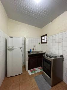 ブジオスにあるCasa do Pescadorの冷蔵庫とシンク付きのキッチン