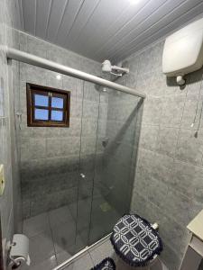 ブジオスにあるCasa do Pescadorのシャワー、トイレ、窓付きのバスルーム