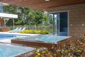 Bazén v ubytování Libertg Hotels Spa Medellin nebo v jeho okolí