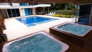 Bazén v ubytování Libertg Hotels Spa Medellin nebo v jeho okolí