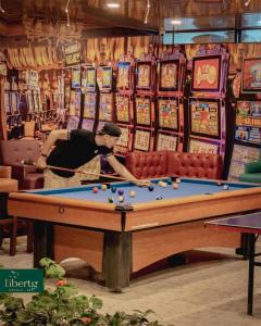 Biliár nebo kulečník v ubytování Libertg Hotels Spa Medellin