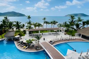 eine Luftaufnahme eines Resorts mit Swimmingpool in der Unterkunft Condominios de lujo en el corazón de la Zona Dorada en Camino Al Mar. in Mazatlán