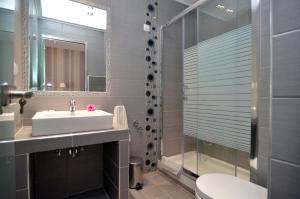 Ett badrum på Hotel Akti