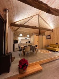 a living room with a table and a kitchen at Bella Casa Araujo in Lamas