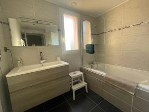 Ένα μπάνιο στο Appart cosy 4 à 6 pers - parking privé - 5 min Colmar - poêle à pellets - 2 terrasses +38 φωτογραφίες