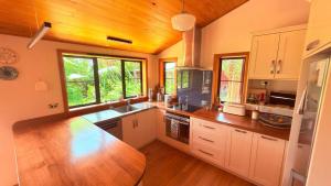 Kuhinja oz. manjša kuhinja v nastanitvi Collingwood Escape - Spacious and Modern Getaway in Collingwood with a View