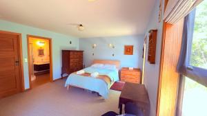 Postelja oz. postelje v sobi nastanitve Collingwood Escape - Spacious and Modern Getaway in Collingwood with a View