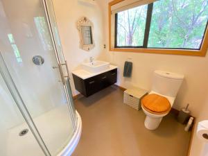Kopalnica v nastanitvi Collingwood Escape - Spacious and Modern Getaway in Collingwood with a View