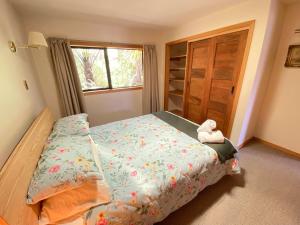 Postelja oz. postelje v sobi nastanitve Collingwood Escape - Spacious and Modern Getaway in Collingwood with a View