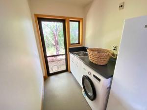 Kuhinja oz. manjša kuhinja v nastanitvi Collingwood Escape - Spacious and Modern Getaway in Collingwood with a View