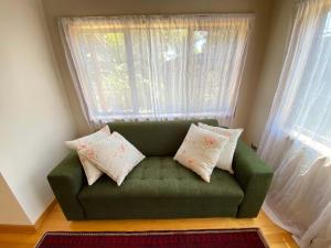 Predel za sedenje v nastanitvi Collingwood Escape - Spacious and Modern Getaway in Collingwood with a View