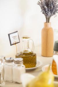 Montano Boutique Suites في إل كالافاتي: جرة عسل بجانب مزهرية زهور +60 صورة